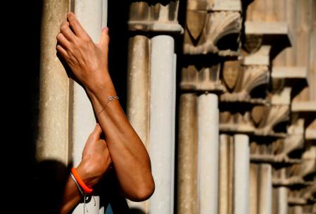 Beatriz Velasco abrazada a una de las columnas del claustro del Monasterio de Pedralbes