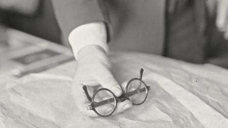 Las gafas de Leopold encontradas en la escena del crimen