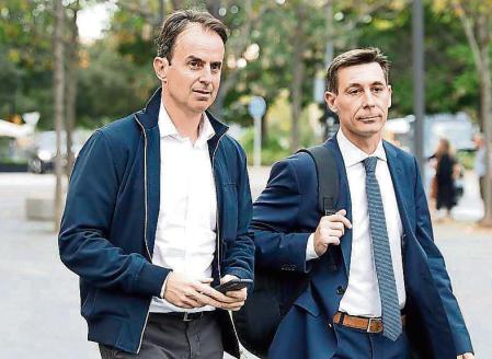 GRAFCAT5253. BARCELONA, 19/10/2023.- El exmarido de la extenista Arantxa Sánchez Vicario, Josep Santacana, acompañado por su abogado Juan Segarra (d), a su llegada a la Ciudad de la Justicia, donde este jueves las acusaciones y las defensas exponen sus informes en la última jornada del juicio contra la extenista y Josep Santacana, acusados de urdir un plan para descapitalizar su patrimonio para no pagar una deuda al Banco de Luxemburgo. EFE/Andreu Dalmau