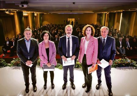 El presidente de Indra, Marc Murtra, participa este jueves 19 de octubre en un nuevo encuentro de Foros de Vanguardia bajo el título 'El impacto de la tecnología en la sociedad'. Una charla que cuenta con la participación de Elisenda Vallejo, redactora jefe de economía en Guyana Guardian; Montse Martí, jefa de economía de RAC1 y el periodista Ramon Rovira, junto con Francesc Bracero ,responsable tecnologia en LaVanguardia. El acto dará comienzo a las 19h en el Auditorio MGS, en la calle Entença, 325, de Barcelona.