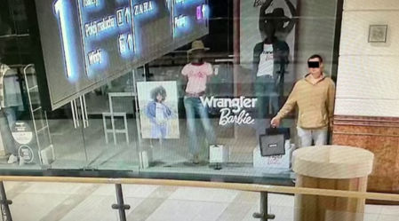 El hombre se hace pasar por un maniquí sin que nadie se de cuenta