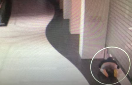 El ladrón huyendo por la parte inferior de una tienda