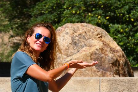 Beatriz junto al menhir neolítico del Monasterio de Pedralbes