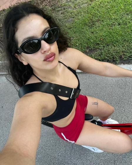 Rosalía con el lip combo que usa desde hace meses