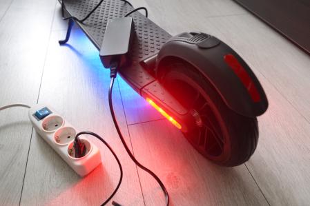 El proceso de carga de un patinete eléctrico debe realizarse con un cargador original 