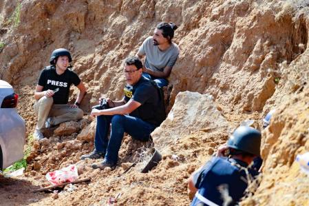 Periodistas se ponen a cubierto al oír las sirenas de alerta en la ciudad de Sderot, al sur de Israel, en la frontera con la Franja de Gaza, el 20 de octubre de 2023.