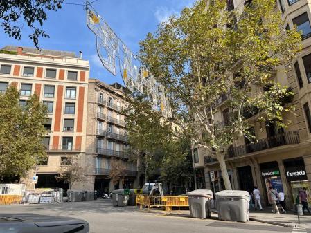 La calle Balmes es una de las muchas vías barceloneses en las que ya están instaladas las luces navideñas