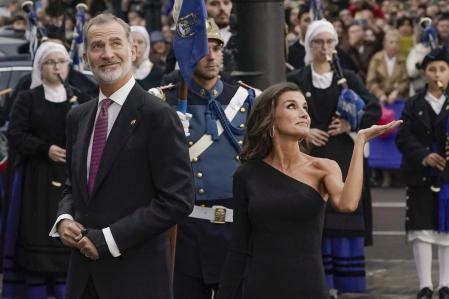 Felipe VI junto a la reina Letizia a su llegada a la 43º edición de los Premios Princesa de Asturias, este viernes en el Teatro Campoamor de Oviedo