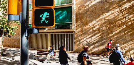 Los míticos personajes de cómic Mortadelo y Filemón ya controlan el tráfico en un semáforo de Barcelona, marcando con su silueta el rojo y el verde, en un homenaje permanente a su creador, Francisco Ibáñez.