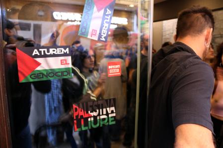 Acción de protesta contra el hotel Cortes, propiedad de un magnate israelí, en Barcelona.