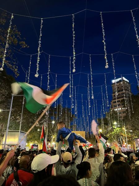 Un hombre sostiene en alto a su hijo durante la manifestación propalestina en Barcelona. Más de 1.700 niños palestinos han muerto asesinados por los bombardeos perpetrados por Israel.