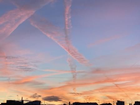 Amanecer de estelas en Barcelona.