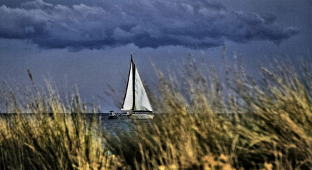 Velero frente a la playa de Castelldefels.