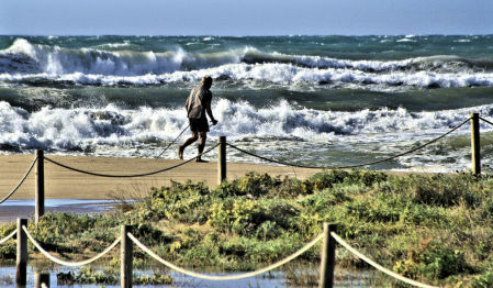 Contemplando las olas en Castelldefels.