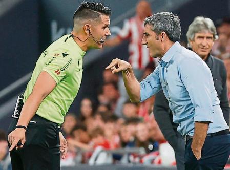 BILBAO, 04/05/2023.- El entrenador del Athletic, Ernesto Valverde, conversa con el árbitro Ortiz Arias (i) durante el partido de la jornada 33 de LaLiga entre el Athletic Club y el Real Betis que disputan hoy jueves en el estadio de San Mamés, en Bilbao. EFE/Miguel Toña