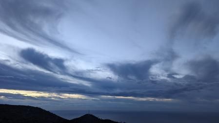 Mirando hacia Barcelona y el Vallès desde el Turó de la Jeia de Pujol.