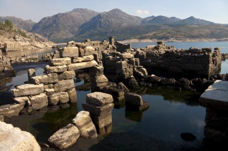 En Portugal, en el parque nacional Peneda-Gerês se ubica Vilariño da Furna, una aldea fantasma, completamente sumergida en las aguas