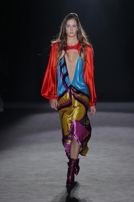 Una modelo desfila con un diseño atemporal de la nueva colección de Custo