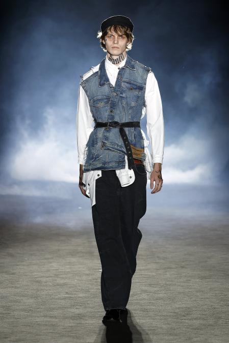 Sastrería y streetwear se unen en los estilismos de Paolo Leduc para la próxima temporada