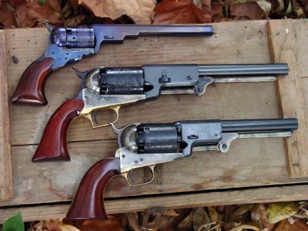 Tres modelos de revólver Colt: de arriba abajo, Paterson (1836-1847), Walker (1847-1848) y Dragoon (para el Ejército, 1848)