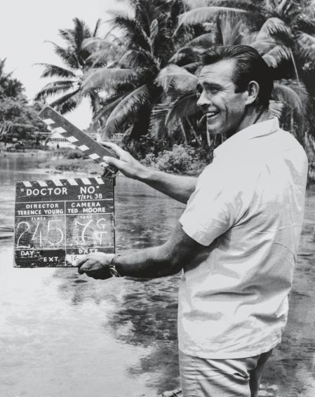 1.	Sean Connery con la claqueta de la primera película de James Bond, Agente 007 contra el Dr. No (1962), parte de la cual se rodó en Jamaica. Fue en esta isla de Caribe donde el escritor inglés Ian Fleming creó al ya mítico personaje.