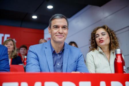El presidente del Gobierno en funciones y líder socialista Pedro Sánchez junto a la vicesecretaria general María Jesús Montero y el secretario de Organización, Santos Cerdán, entre otros, durante la reunión de Comité Federal del PSOE, este sábado en la sede de Ferraz, en Madrid.