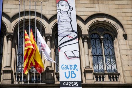 foto XAVIER CERVERA 27/05/2020 miembros y trabajadores de la UB Universitat de Barcelona, Barcelona, realizan un minuto de silencio al frente de la fachada principial que da a plaça Universitat; al frente ,su rector Joan Elias, rector UB (con las banderas, senyeres (catalunya, espana, ub) a media hasta por el fallecimiento de mas de 27mil personas por culpa del coronavirus)