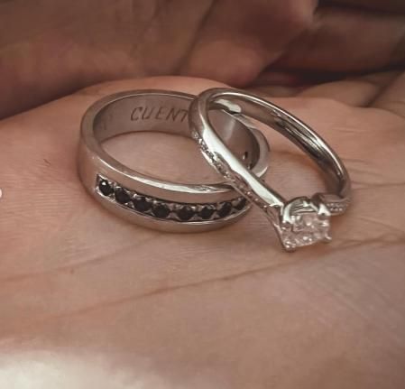 La pareja compartió una imagen de sus anillos de compromiso.