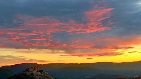 El amanecer del castillo de Cardona.