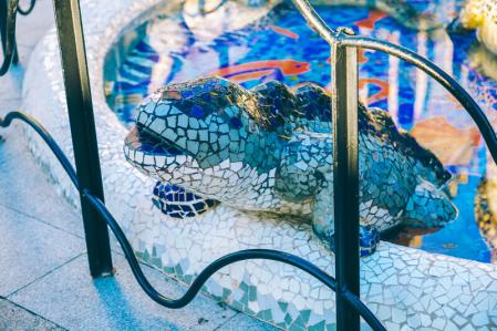 Los motivos florales y animales ponen una nota colorista a la arquitectura del 'village'