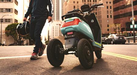 X-oto, la divertida scooter eléctrica de tres ruedas con sistema de autoestabilización.