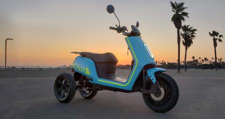 X-oto, la divertida scooter eléctrica de tres ruedas con sistema de autoestabilización.