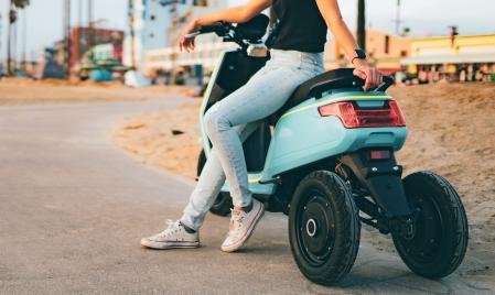 X-oto, la divertida scooter eléctrica de tres ruedas con sistema de autoestabilización.