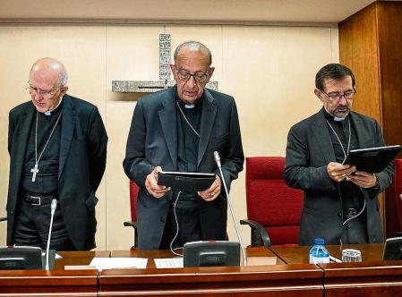 MADRID, 30/10/2023.- El presidente de la Conferencia Episcopal Española (CEE), el cardenal Juan Jose Omella (2d), junto al cardenal Carlos Osoro (2d) y el arzobispo de Madrid, José Cobo Cano (d), durante una asamblea plenaria extraordinaria organizada por la CEE para analizar el informe realizado por el Defensor del Pueblo sobre los abusos sexuales a menores en el seno de la Iglesia este lunes, en Madrid (España). Los obispos se reúnen esta tarde en una Asamblea Plenaria extraordinaria para analizar las conclusiones del informe del Defensor del Pueblo sobre abusos sexuales en la Iglesia y estudiar la solicitud del despacho Cremades & Calvo Sotelo de ampliar el plazo de entrega de su investigación. EFE/ Daniel Gonzalez
