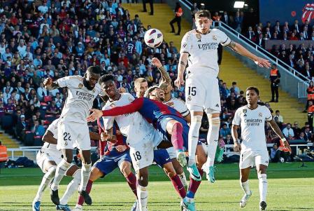 Soccer Football - LaLiga - FC Barcelona v Real Madrid - Estadi Olimpic Lluis Companys, Barcelona, Spain - October 28, 2023 Real Madrid's Federico Valverde and teammates in action with FC Barcelona's Ronald Araujo REUTERS/Albert Gea