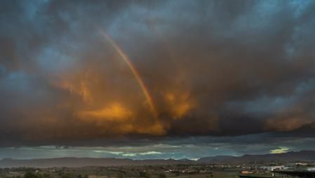 Arco iris tras la lluvia en Manlleu.