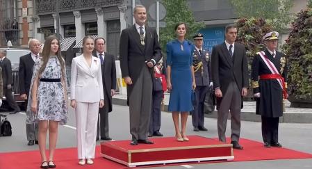 Los Reyes posan junto a sus hijas poco antes de la jura de la Constitución de Leonor