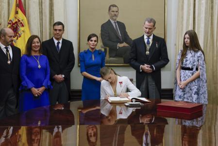 La princesa Leonor firma el libro de honor del Congreso.