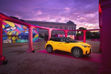 El modelo de LBX de Lexus en la Plaza de Colón en Madrid