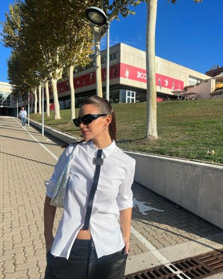 Laura Escanes con su look en blanco y negro para presentar 'La Travessa'