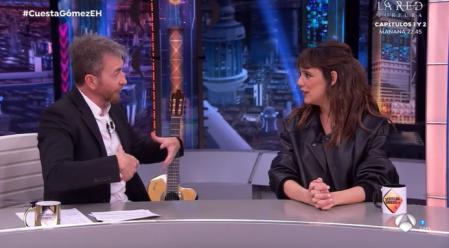 Belén Cuesta junto a Pablo Motos en 'El Hormiguero'.