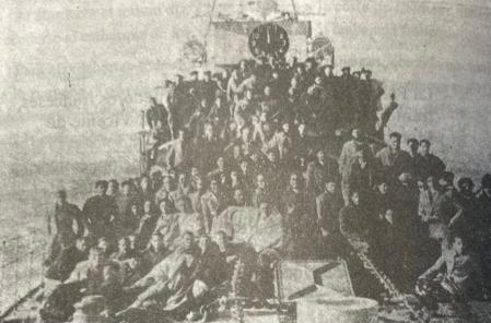 Los refugiados en el barco de guerra que los llevó al exilio