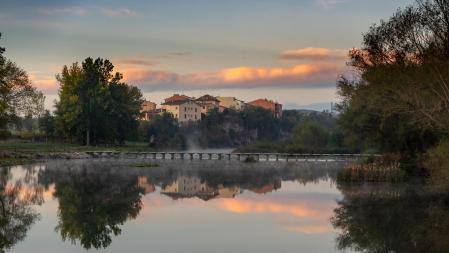 Nubes lenticulares y humo ártico en el río Ter, en Manlleu.