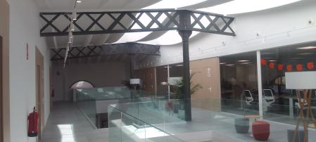 La huella de Eifell en las columnas y vigas de hierro del Espai Boule de Reus.