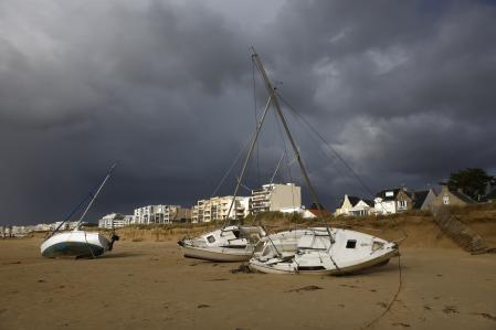 Varios veleros arrastrados hasta la playa en Pornichet (Francia)