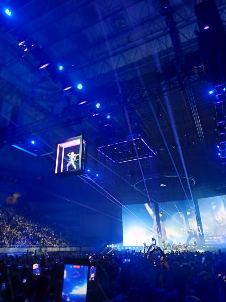 Montada en una vitrina volante, Madonna recordó su fase Marilyn Manson al cantar 'Ray of light' en el Sant Jordi. Su tour no permitía la entrada a fotógrafos de prensa en ningún concierto. Y sólo del del Londres se repartieron imágenes aprobadas por la artista...