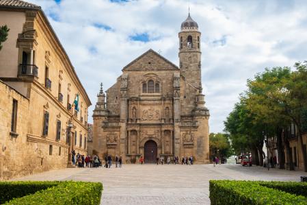 El parador de Úbeda, situado junto a la fachada de la capilla del Salvador