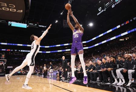 Kevin Durant tira un triple ante Cedi Osman
