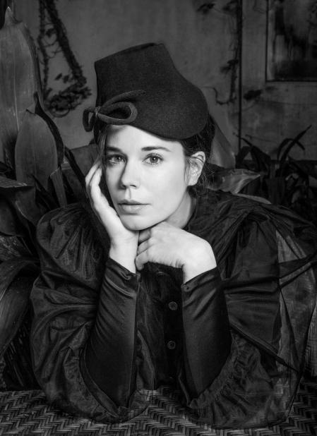 Blusa de tul de Another Archive. Sombrero casquete 
de fieltro, años cincuenta, de Heritage