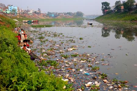 El vertido de residuos y la falta de recursos para su gestión y retirada incrementan los riesgos para la salud de las personas  . .
